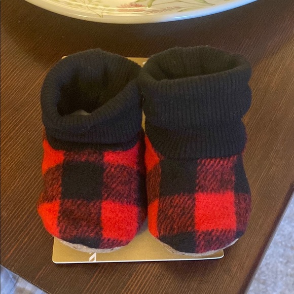 NWT 20 pair of Red & Black Plaid Kids Slippers 0-6 M & Grippy Feet Bottoms - Picture 7 of 13